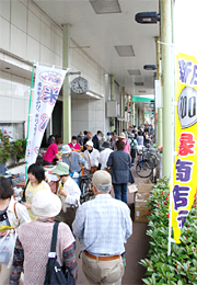 画像：100円商店街の様子