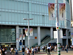 画像：ＪＲ桜木町駅前のバナーフラッグ