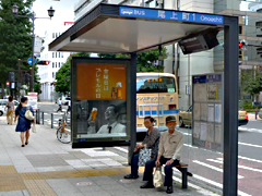 画像：広告付きのバス停留所